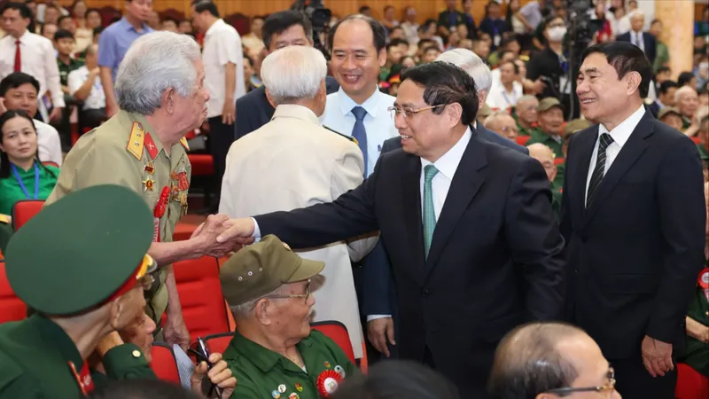 Thủ tướng Phạm Minh Chính thăm hỏi các đại biểu dự hội nghị. Ảnh: QUANG PHÚC