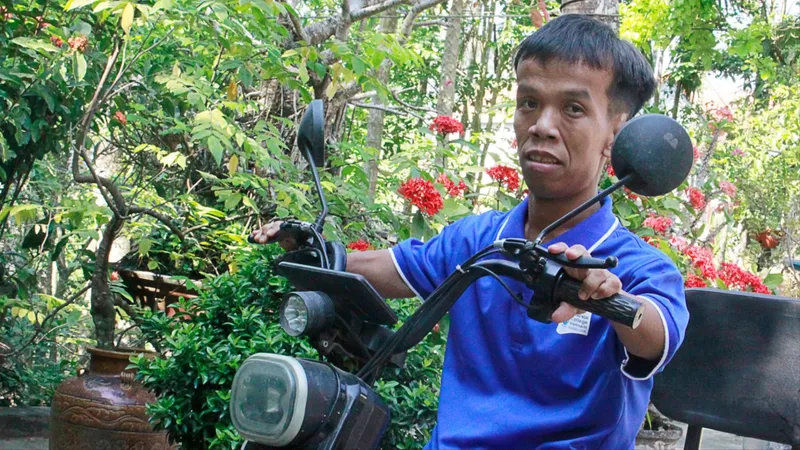 Quảng Ngãi: Nghị lực vượt khó của chàng trai khuyết tật cao 1,2m