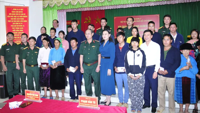 Bộ Tư lệnh TPHCM trao tặng kinh phí xây dựng "Nhà đồng đội", tặng quà hộ nghèo tỉnh Hà Giang