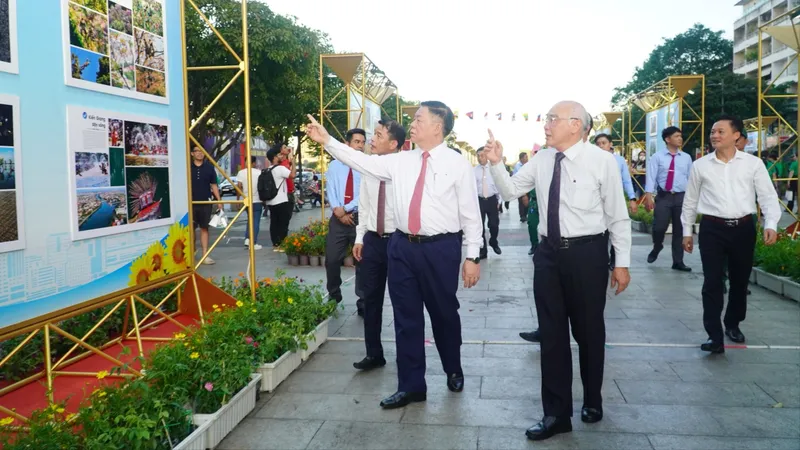 Khai mạc Triển lãm “TPHCM - Cùng cả nước, vì cả nước” và “Tổ quốc bên bờ sóng” 