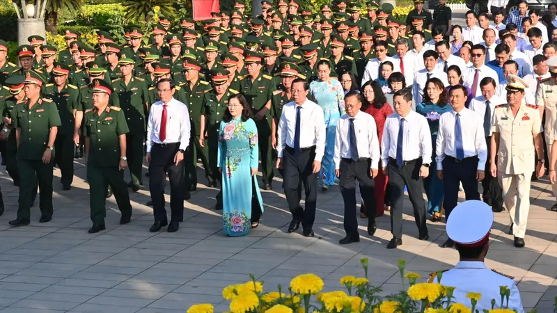 Lãnh đạo TPHCM dâng hương tưởng niệm các anh hùng liệt sĩ
