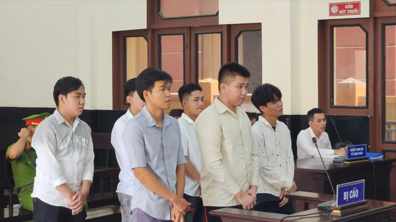 Đốt xốp để gây sự chú ý, nhóm thanh niên lãnh án tù