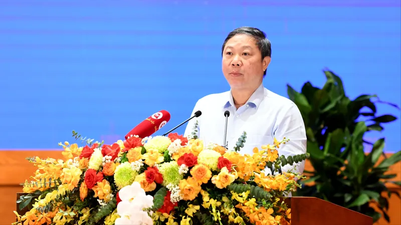 Phó Chủ tịch UBND TPHCM Dương Anh Đức tham luận tại hội thảo. Ảnh: LÂM HIỂN 