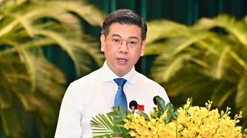 Phó Chủ tịch UBND TPHCM Nguyễn Văn Dũng trình bày tờ trình tại kỳ họp. Ảnh: VIỆT DŨNG