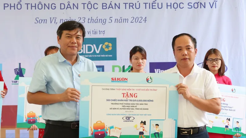 “Thắp sáng niềm tin - Vượt khó đến trường” đến với học sinh Sơn Vĩ