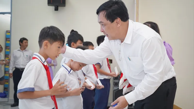  Mang quà, học bổng đến con em ngư dân khó khăn ở Tiền Giang