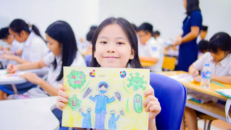 Một "họa sĩ nhí" hào hứng với cuộc thi