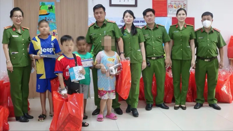 Công an TP Thủ Đức thăm, tặng quà cho các bệnh nhi ở Bệnh viện Ung bướu TPHCM