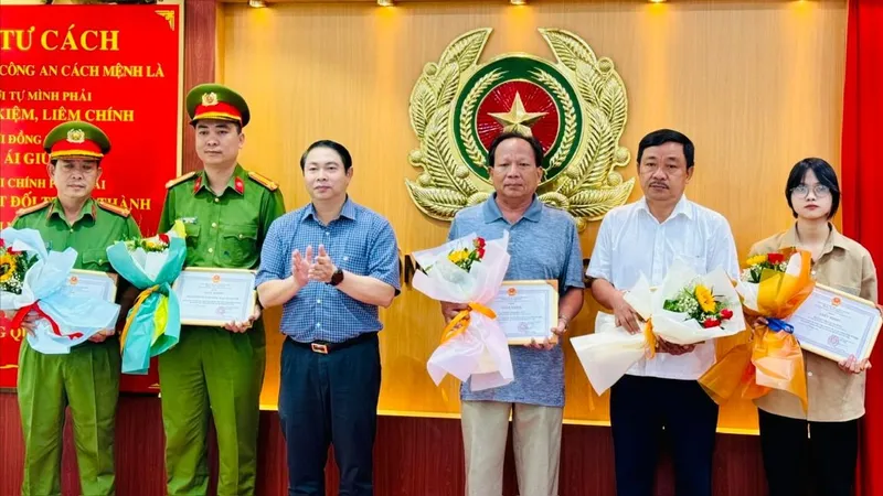 Chủ tịch UBND quận Gò Vấp Nguyễn Trí Dũng trao khen thưởng 2 tập thể và 3 người dân có thành tích xuất sắc trong công tác đấu tranh, phòng chống tội phạm, bắt giữ đối tượng cướp giật tài sản