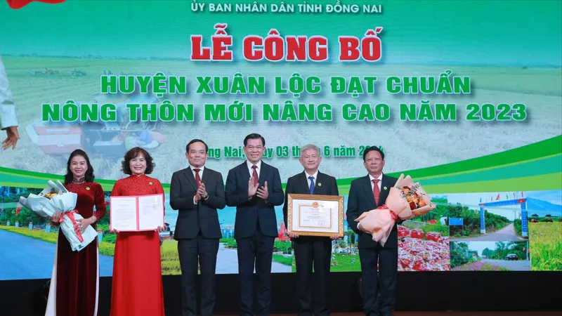 Phó Thủ tướng Trần Lưu Quang trao danh hiệu Nông thôn mới nâng cao cho huyện Xuân Lộc