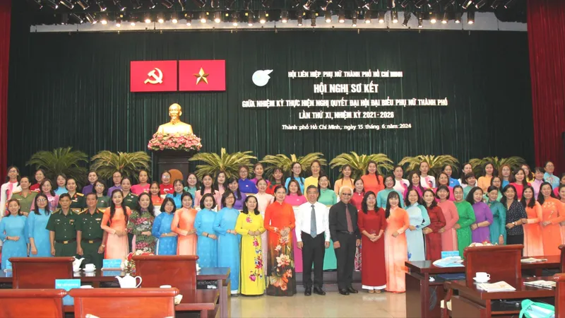 Chủ tịch Hội LHPN Việt Nam Hà Thị Nga và Phó Bí thư Thành ủy TPHCM Nguyễn Phước Lộc trao Bằng khen đến tập thể, cá nhân có thành tích hoàn thành xuất sắc nhiệm vụ năm 2023. Ảnh DŨNG PHƯƠNG