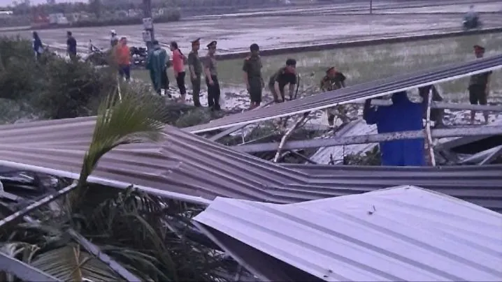 Hỗ trợ người dân khắc phục hậu quả do lốc xoáy ở Tiền Giang
