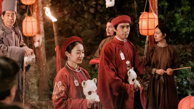 Trang phục truyền thống và nghi thức đám cưới độc đáo trong "Tết ở làng địa ngục" và "Kẻ ăn hồn". Ảnh: ĐPCC