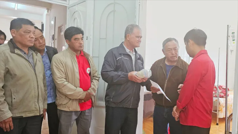 Đại diện tổ dân phố Thánh Mẫu, phường 7 và các tổ chức, cá nhân trao hỗ trợ cho gia đình nạn nhân