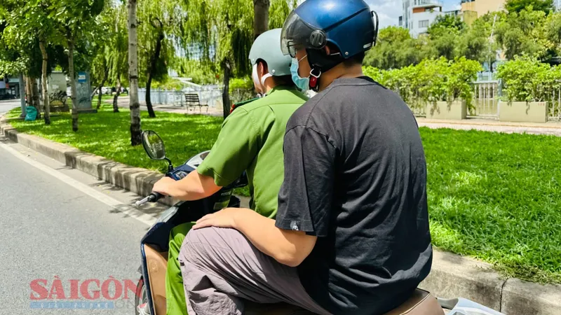 Công an đưa nam thanh niên quay lén người mẫu Châu Bùi (áo đen ngồi sau) đến hiện trường để phục vụ việc điều tra