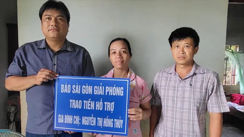 Trao hơn 28 triệu đồng giúp người mẹ nuôi 2 con bại não