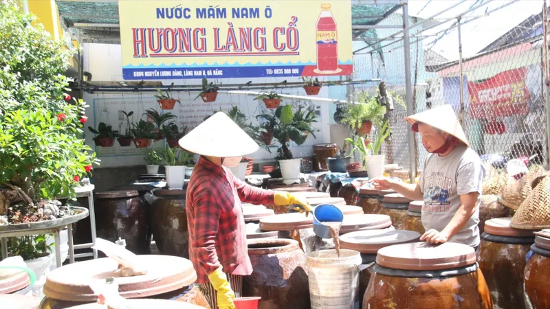 Chỉ dẫn địa lý là cơ sở pháp lý quan trọng để cơ sở sản xuất, kinh doanh nước mắm Nam Ô nâng cao danh tiếng, phát triển thị trường. Ảnh: XUÂN QUỲNH