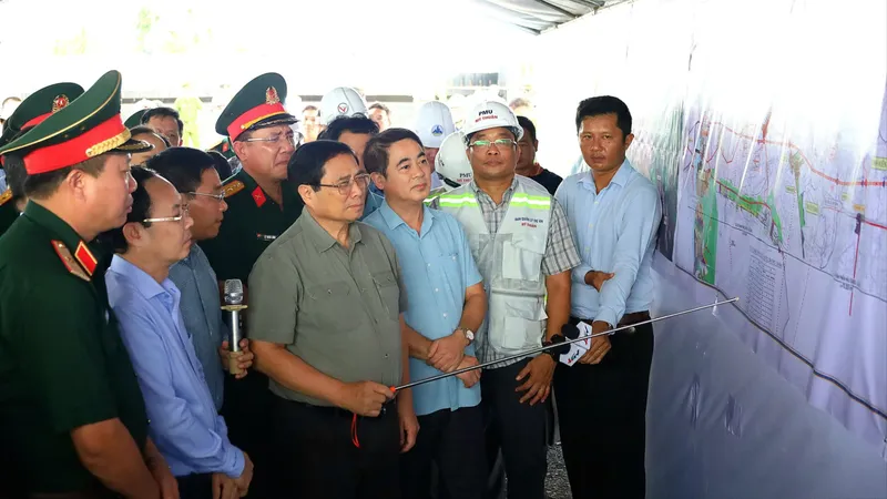 Thủ tướng Phạm Minh Chính kiểm tra và chỉ đạo tại công trường chiều 12-7