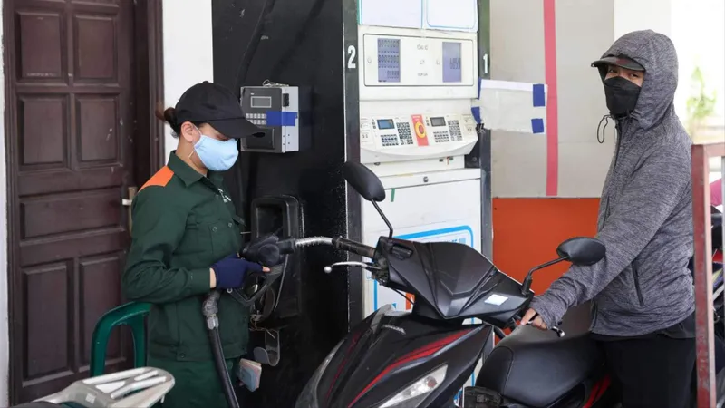 Tiếp tục đề xuất doanh nghiệp tự quyết giá bán xăng dầu