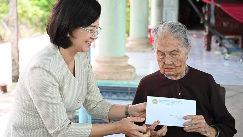 Lãnh đạo tỉnh Bình Phước thăm, tặng quà Mẹ Việt Nam anh hùng, gia đình có công tiêu biểu
