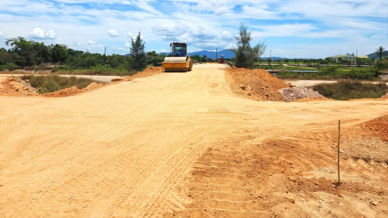 Tuyến đường hai đầu cầu Bà Vường đang được gấp rút thi công