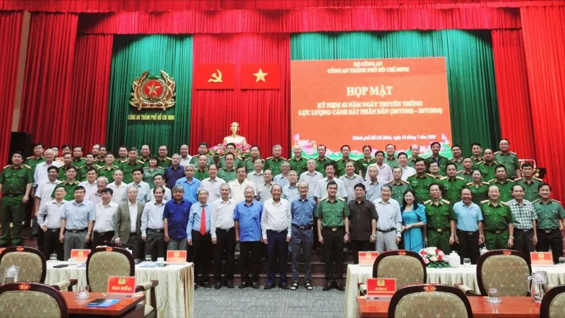 Lãnh đạo các đơn vị chụp hình lưu niệm tại buổi lễ