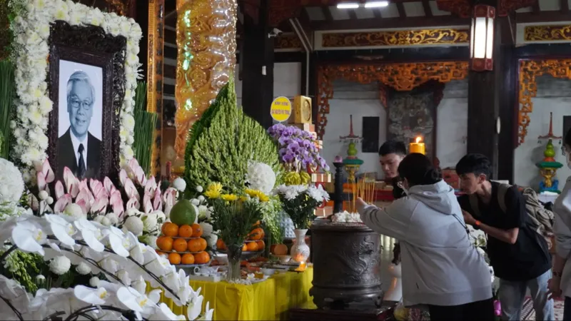 Người dân thắp hương, tưởng nhớ Tổng Bí thư Nguyễn Phú Trọng
