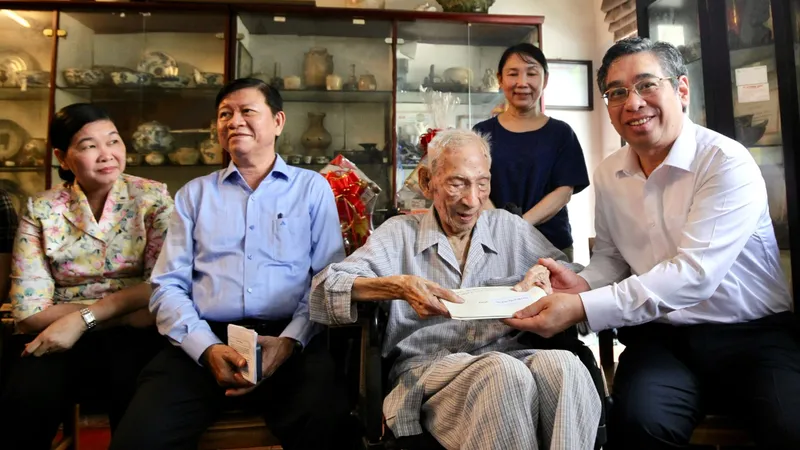 Lãnh đạo TPHCM thăm nhà nghiên cứu Nguyễn Đình Đầu