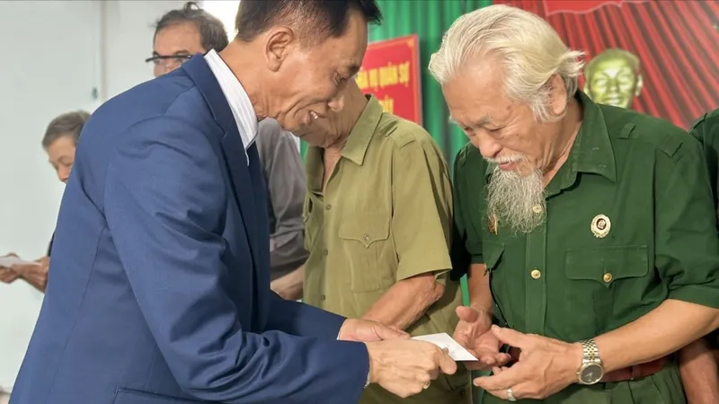 Hiệp sĩ Đại Thánh giá thăm gia đình thương binh, liệt sĩ và người nghèo
