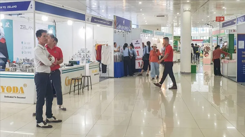 Người dân, du khách mua sắm tại Hội chợ. Ảnh: XUÂN QUỲNH