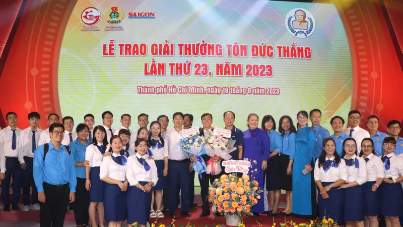 Phó Bí thư Thường trực Thành ủy TPHCM Nguyễn Hồ Hải chúc mừng ông Phan Hoàng San, Tổng Công ty Điện lực TPHCM đạt Giải thưởng Tôn Đức Thắng năm 2023. Ảnh HOÀNG HÙNG
