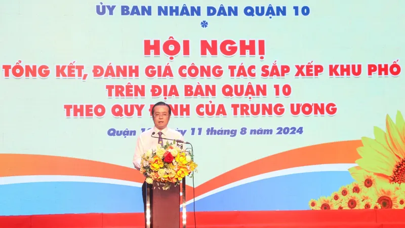 Đồng chí Lê Văn Minh, Bí thư Quận ủy quận 10 phát biểu tại hội nghị. Ảnh: CẨM TUYẾT