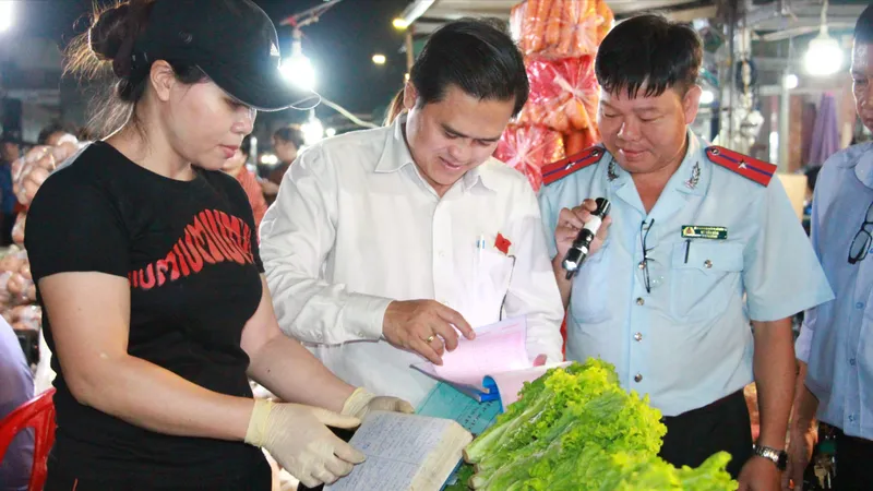 Tiểu thương tại chợ đầu mối Hóc Môn cung cấp hồ sơ, giấy tờ theo quy định.