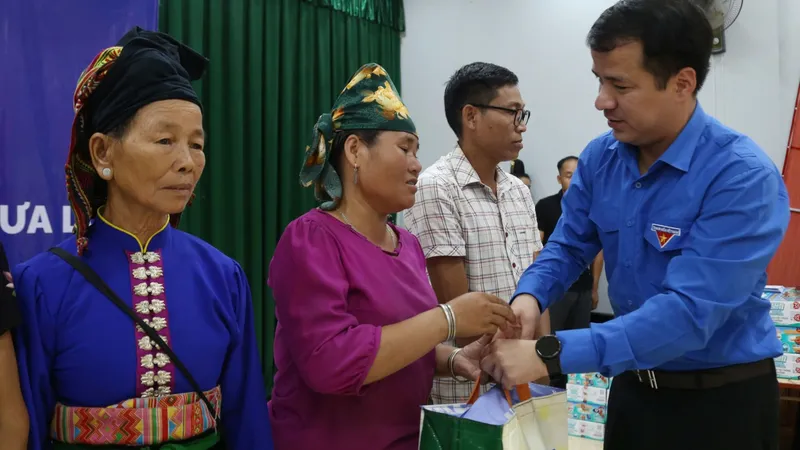 Bí thư Trung ương Đoàn TNCS Hồ Chí Minh thăm, tặng quà người dân vùng lũ