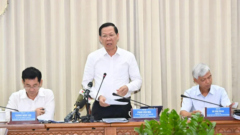 Chủ tịch UBND TPHCM Phan Văn Mãi chủ trì phiên họp kinh tế - xã hội thường kỳ tháng 7. Ảnh: VIỆT DŨNG