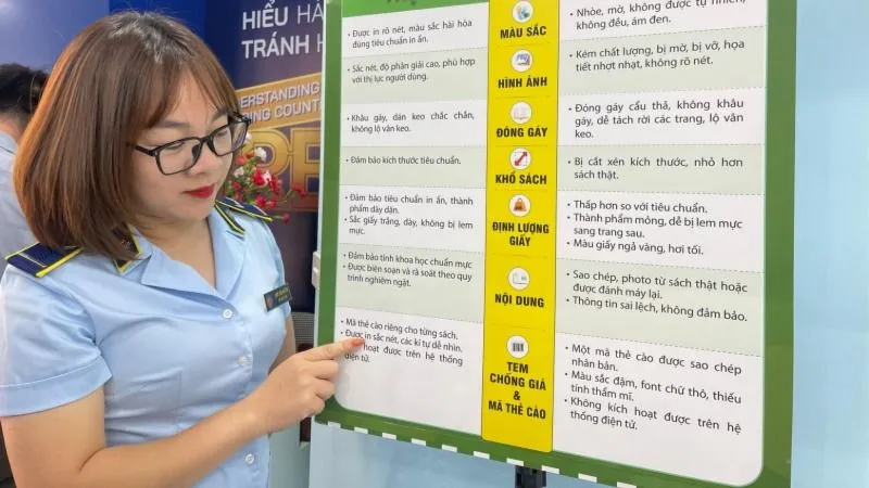 Khai mạc phòng trưng bày sách giáo khoa thật - giả