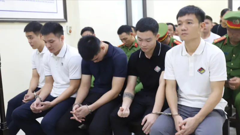Các bị cáo Trung, Học, Thắng, Tuấn và Trường (ngồi hàng ghế đầu) tại phiên tòa xét xử