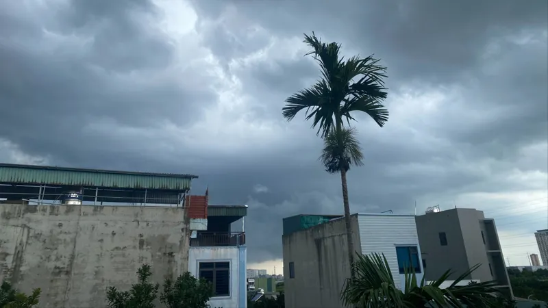 Hà Nội mưa dông, sấm rền