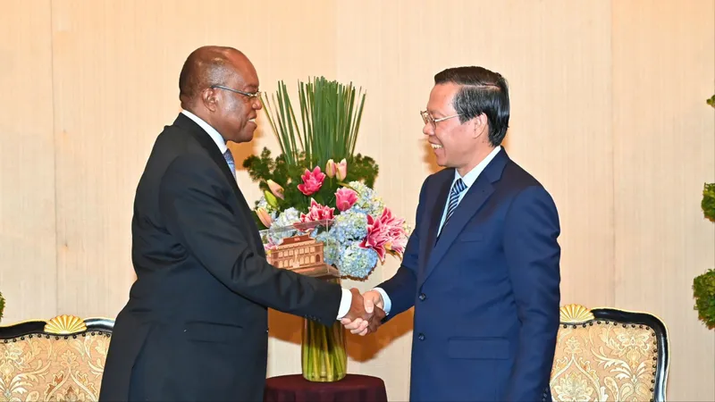Đồng chí Phan Văn Mãi tiếp ông Manuel Domingos Augusto. Ảnh : VIỆT DŨNG