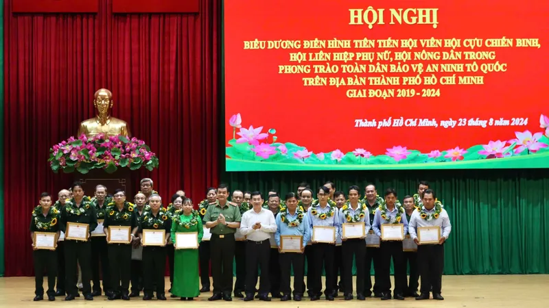 Phó Chủ tịch UBND TPHCM Dương Ngọc Hải cùng Trung tướng Lê Hồng Nam, Giám đốc Công an TPHCM trao khen thưởng cho các cá nhân, tổ chức có thành tích xuất sắc 