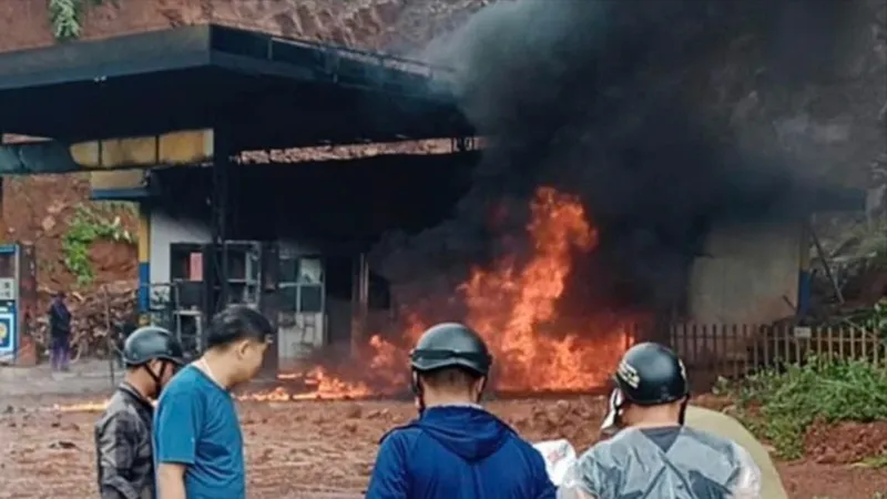 Cháy cây xăng ở khu vực biên giới tỉnh Điện Biên