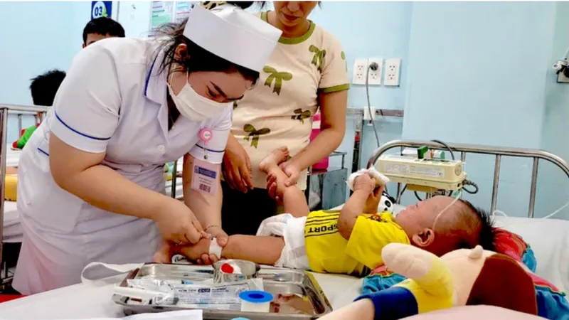 Bệnh nhi sởi biến chứng viêm phổi được điều trị tại Bệnh viện Nhi đồng 1 TPHCM
