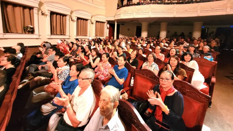Vỗ tay là văn hóa ứng xử!