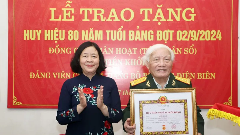 Trao tặng Huy hiệu 80 năm tuổi Đảng đến nguyên Tiểu đội trưởng Du kích Ba Tơ