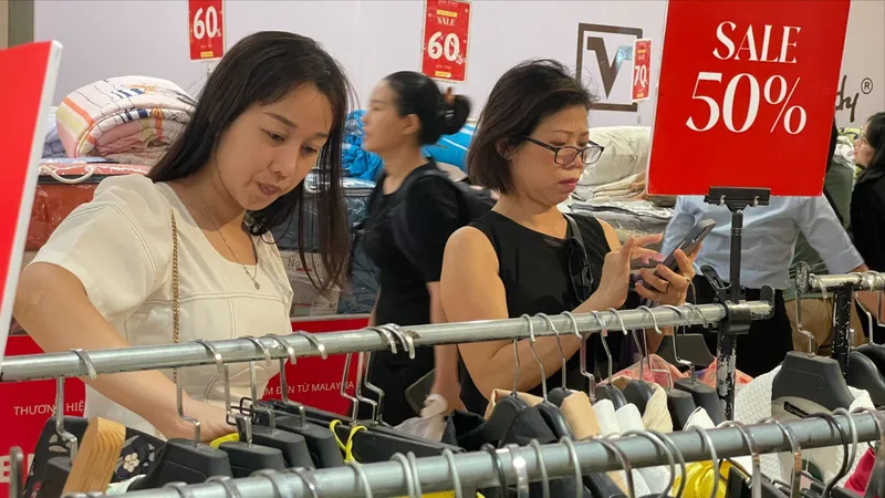 Khách săn hàng hiệu giảm giá năm 2023
