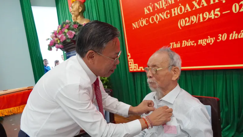 TP Thủ Đức, quận 1 trao Huy hiệu Đảng đến các đảng viên đợt 2-9