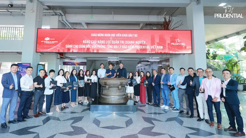 Ban Lãnh đạo Prudential Việt Nam và Viện FSB cùng 17 Giám đốc Văn phòng Tổng Đại lý của Prudential trong khóa học đầu tiên