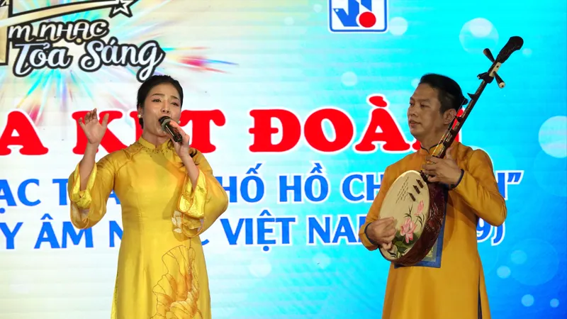 Tiết mục "Lời Bác vang vọng non sông" trong chương trình "Âm nhạc tỏa sáng", chủ đề "Bài ca kết đoàn". Ảnh: THÚY BÌNH