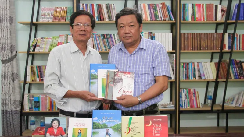 Trao tặng sách của nguyên Phó Thủ tướng Thường trực Trương Hòa Bình cho Phòng đọc "Khát vọng Hòa bình"