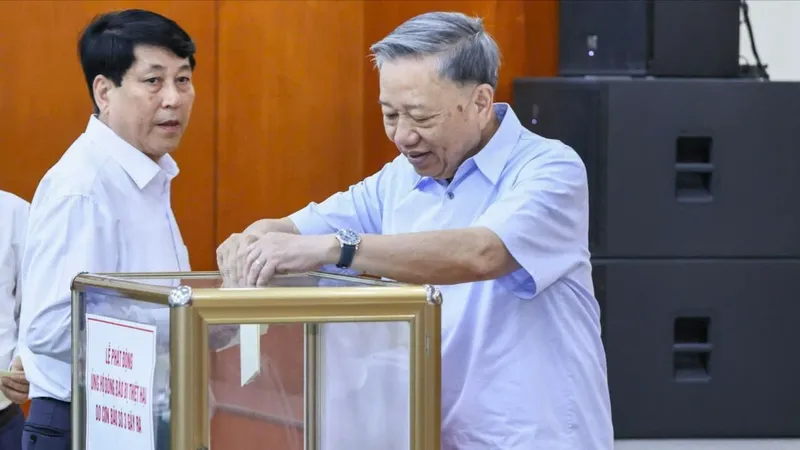 Các đại biểu ủng hộ đồng bào bị thiệt hại do cơn bão số 3 gây ra. Ảnh: VIẾT CHUNG